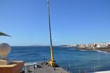 Una grúa de 80 metros trabaja en la reparación del Neptuno en Melenara/TA.